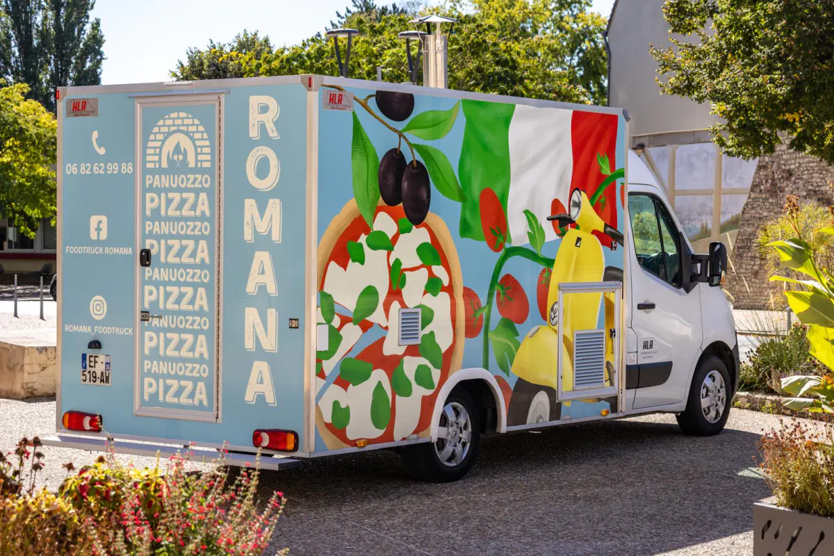 Le foodtruck Romana Pizza vu de l’arrière, avec son habillage italien